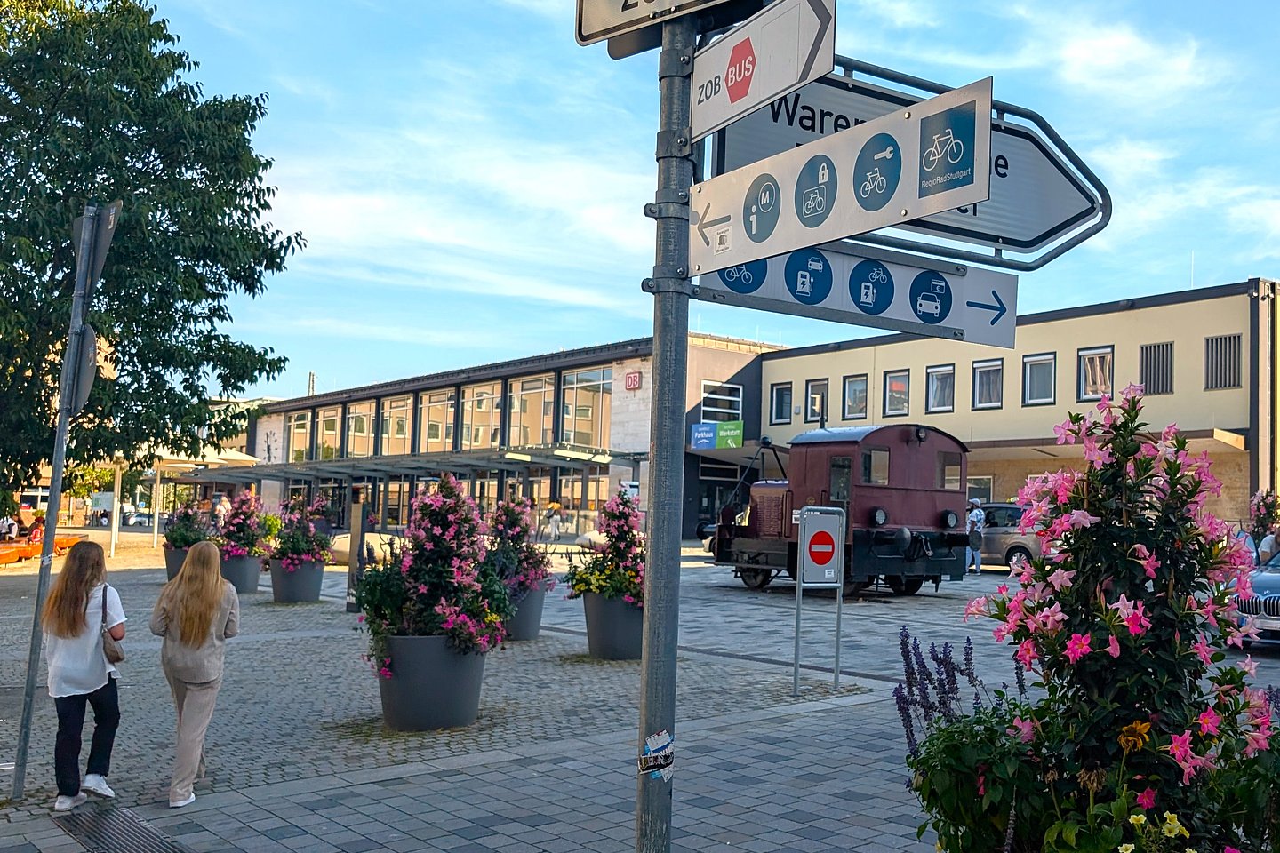 Beschilderung für Radfahrende und E-Mobilisten am Bahnhof Göppingen
